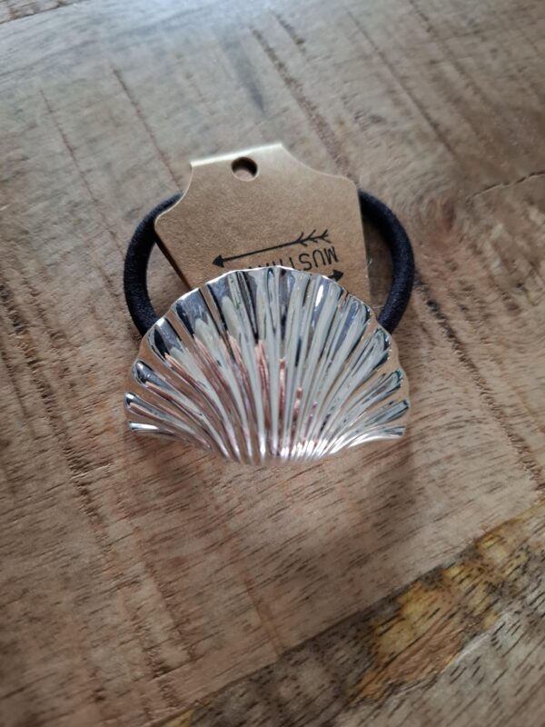 Haarelastiek zwart met zilveren schelp